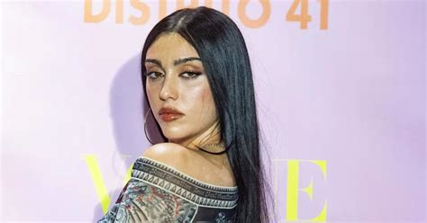 Madonnas daughter Lourdes Leon strips completely naked in。